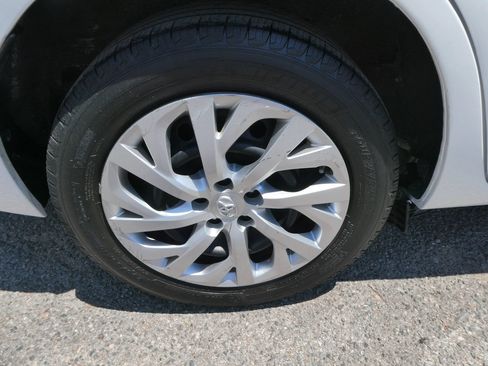 Used 2018 Toyota Corolla LE FWD image 30