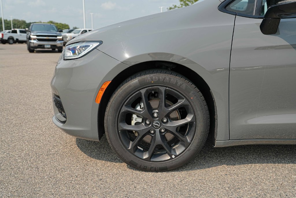 Used 2025 Chrysler Pacifica Limited FWD image 12