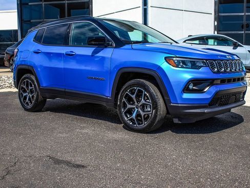 Used 2025 Jeep Compass Limited image 3