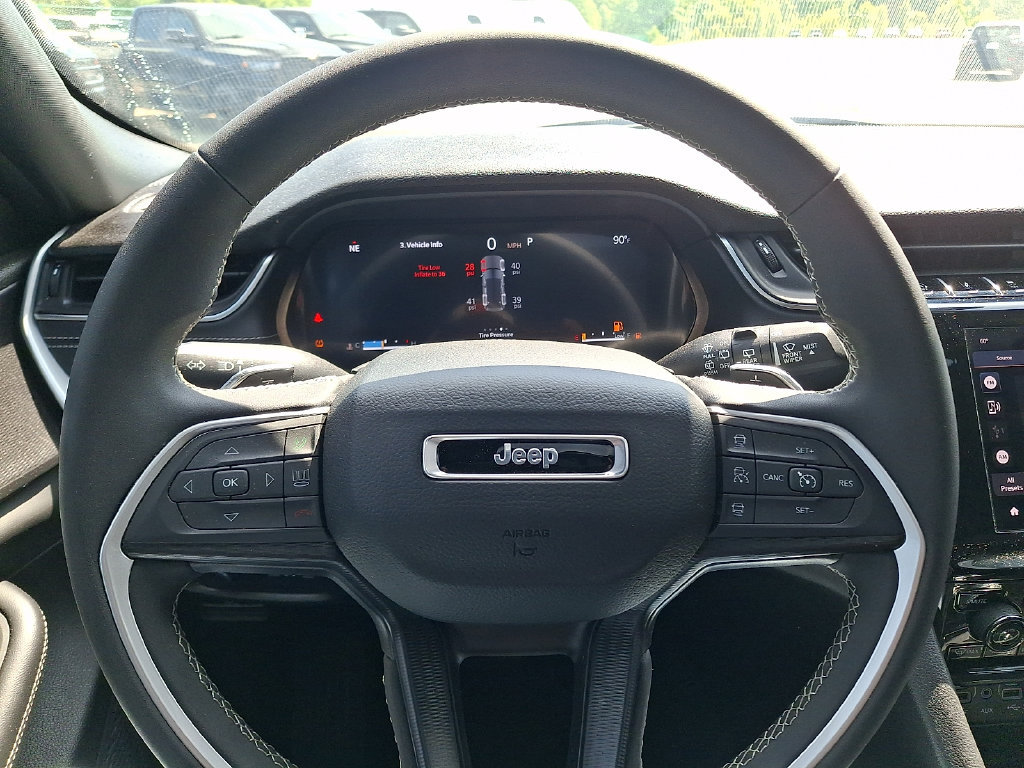 Used 2025 Jeep Grand Cherokee Laredo X AWD/4WD image 19
