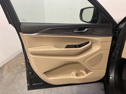 Used 2025 Jeep Grand Cherokee Limited w/ Luxury Tech Group II AWD/4WD image 21