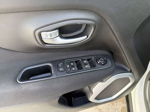 Used 2021 Jeep Renegade Latitude image 15