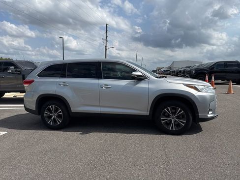 Used 2019 Toyota Highlander LE FWD image 1