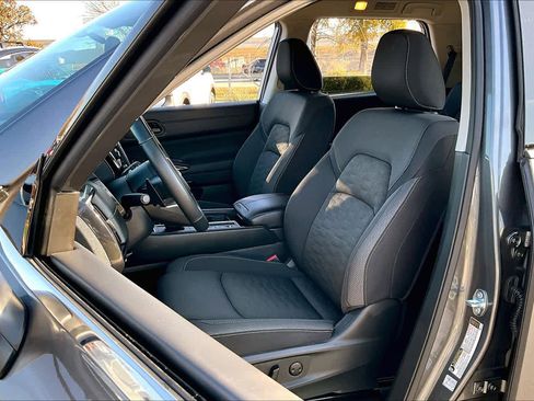 Used 2025 Nissan Pathfinder SV image 7
