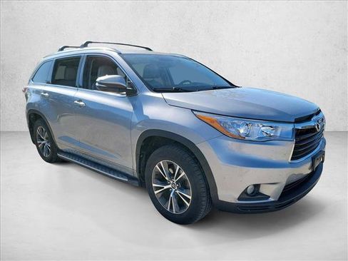 Used 2016 Toyota Highlander XLE image 3