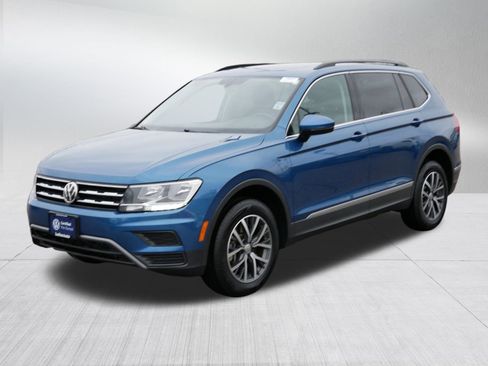 Certified 2020 Volkswagen Tiguan SE w/ Panoramic Sunroof Package image 3