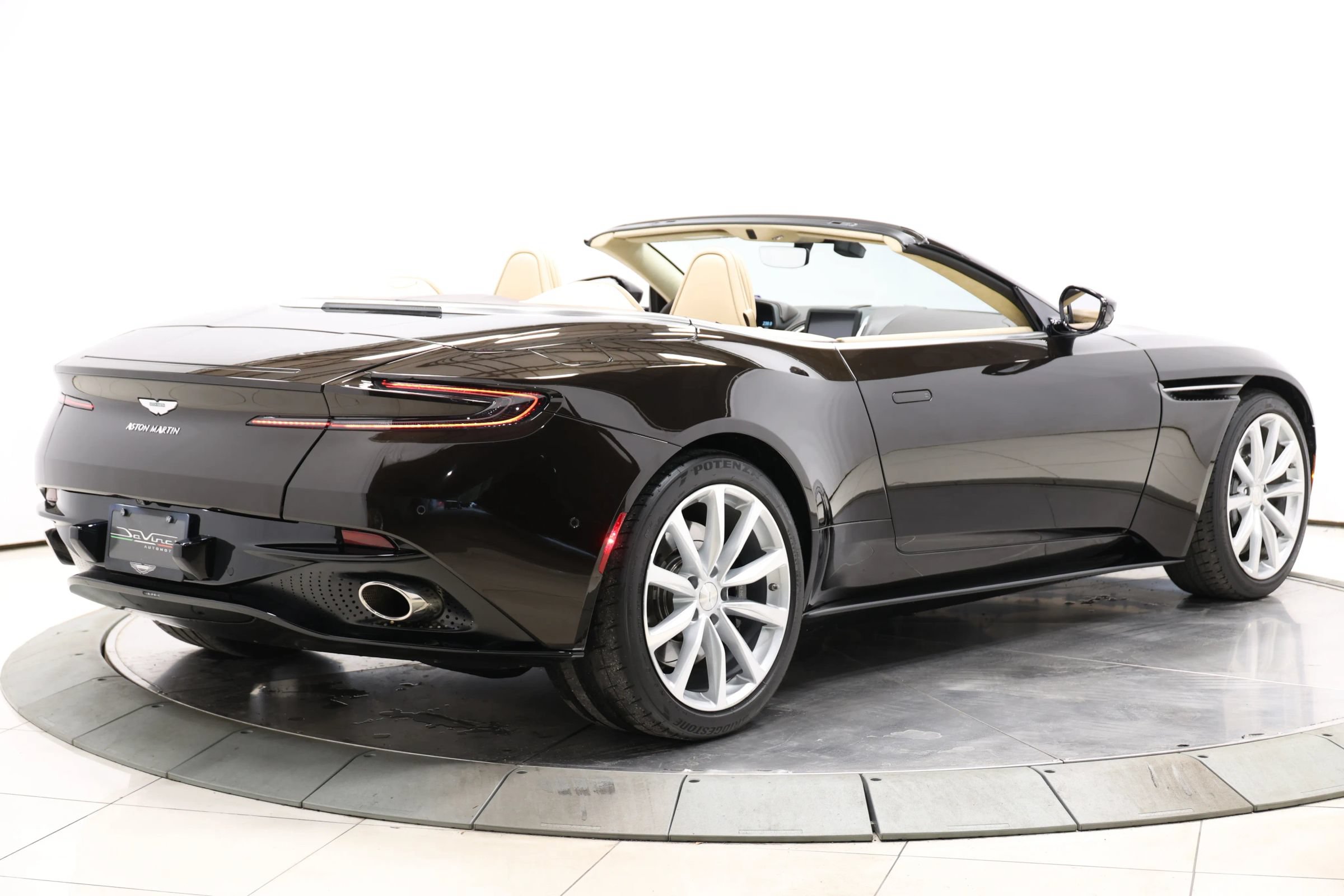 Used 2019 Aston Martin DB11 Volante RWD image 4