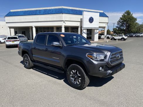 Used 2017 Toyota Tacoma TRD Off-Road w/ Premium & Technology Package AWD/4WD image 41