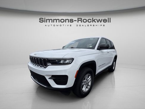 Used 2023 Jeep Grand Cherokee Laredo AWD/4WD image 1