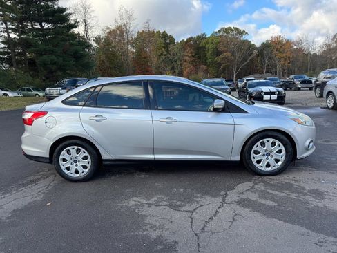 Used 2013 Ford Focus SE w/ SE Winter Pkg image 6