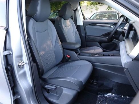 New 2025 Volkswagen Tiguan SE image 25