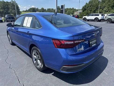 Used 2024 Volkswagen Jetta SE FWD image 5