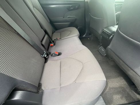 Used 2025 Toyota Highlander LE image 31
