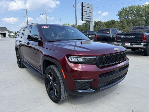 Used 2025 Jeep Grand Cherokee L Limited w/ Black Appearance Package AWD/4WD image 38