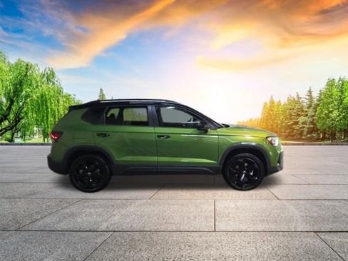 Used 2025 Volkswagen Taos SE AWD/4WD image 3