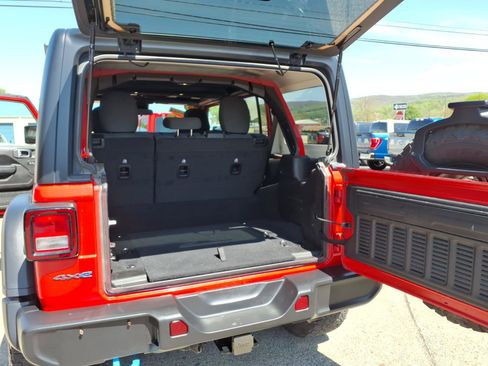 Used 2024 Jeep Wrangler Unlimited image 10