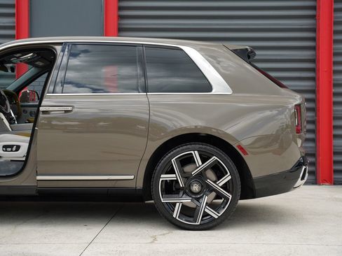 Used 2025 Rolls-Royce Cullinan AWD/4WD image 36