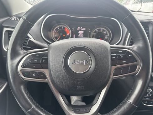 Used 2019 Jeep Cherokee Latitude Plus w/ Cold Weather Group AWD/4WD image 11