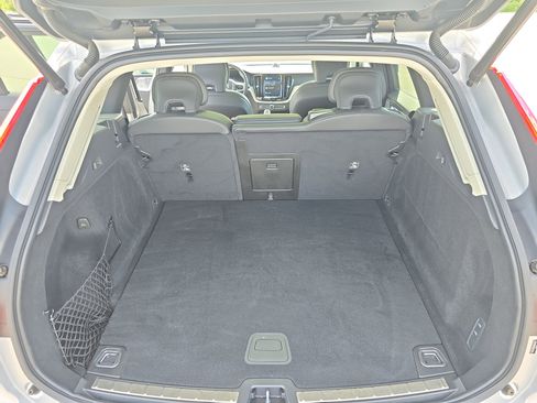 Used 2022 Volvo XC60 B5 Inscription image 12