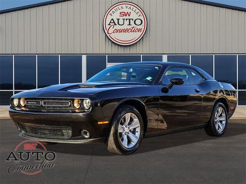 Used 2021 Dodge Challenger SXT image 3