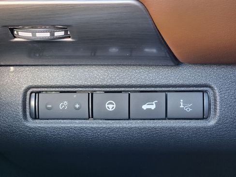 Used 2025 Nissan Pathfinder Platinum image 33