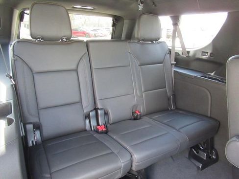 Used 2024 Chevrolet Suburban High Country w/ Advanced Technology Package image 35