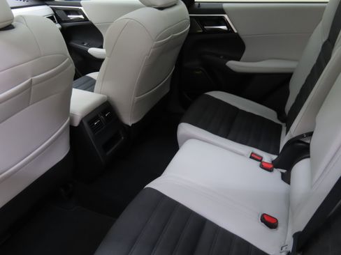 New 2025 Mitsubishi Outlander SE image 22