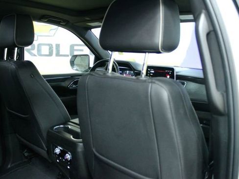 Used 2023 GMC Yukon XL SLT w/ SLT Luxury Package image 10