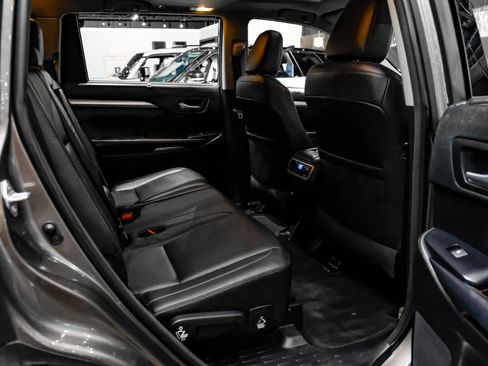 Used 2018 Toyota Highlander XLE FWD image 39