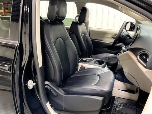 Used 2024 Chrysler Pacifica Touring-L image 7