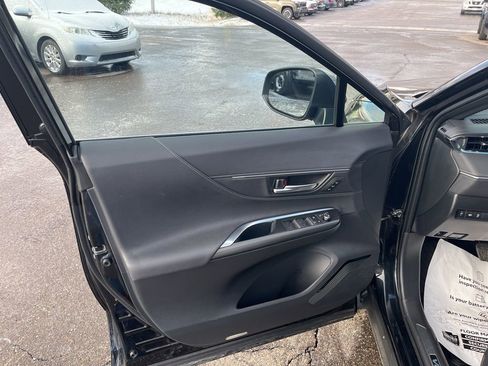 Used 2024 Toyota Venza Nightshade image 9