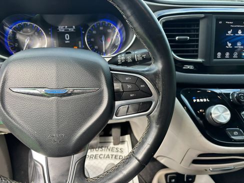 Used 2020 Chrysler Pacifica Touring-L FWD image 14