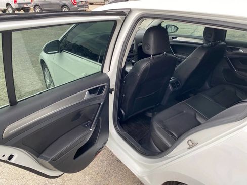 Used 2016 Volkswagen Golf S image 24