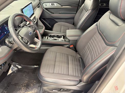 Used 2025 Ford Explorer ST-Line w/ ST-Line Street Pack AWD/4WD image 5