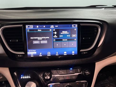 Used 2021 Chrysler Pacifica Touring-L FWD image 16
