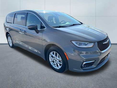 Used 2023 Chrysler Pacifica Touring-L image 9