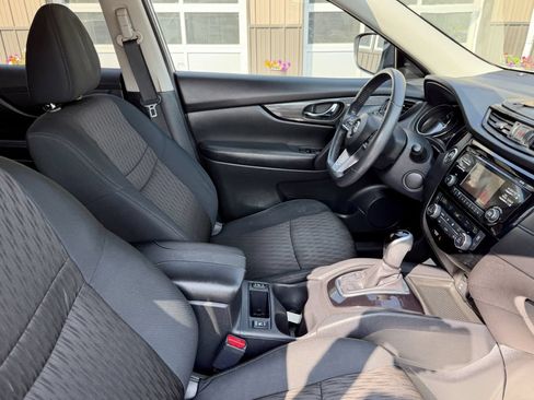 Used 2017 Nissan Rogue SV AWD/4WD image 16
