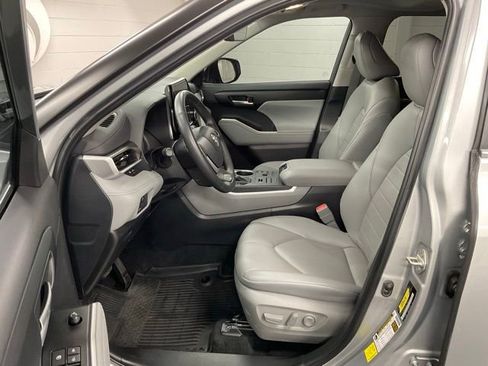 Used 2024 Toyota Highlander XLE AWD/4WD image 24