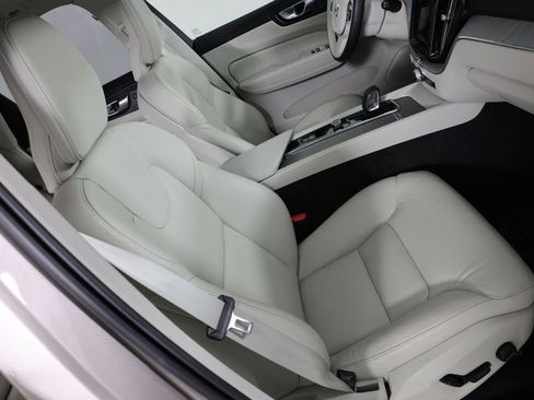 Used 2025 Volvo XC60 B5 Plus w/ Protection Package Premier AWD/4WD image 40