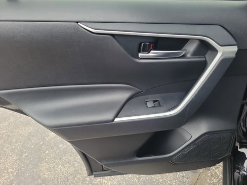 Used 2020 Toyota RAV4 XLE image 11