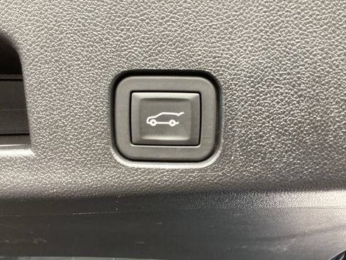 Used 2025 Chevrolet Traverse LT image 17