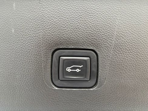 Used 2023 Chevrolet Traverse Premier w/ Redline Edition image 11