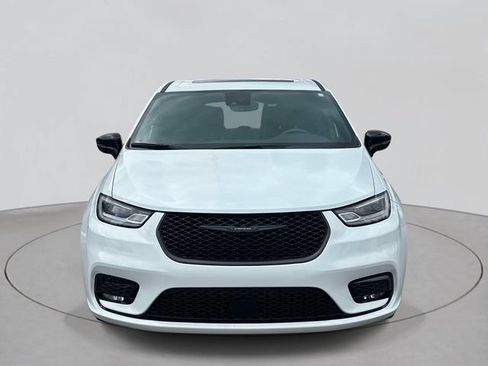 Used 2023 Chrysler Pacifica Limited w/ Uconnect Theater Family Group FWD image 32