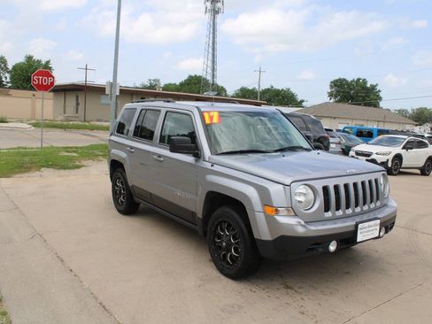 Used 2017 Jeep Patriot Latitude FWD image 2