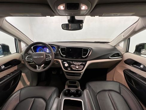 Used 2024 Chrysler Pacifica Touring-L FWD image 9