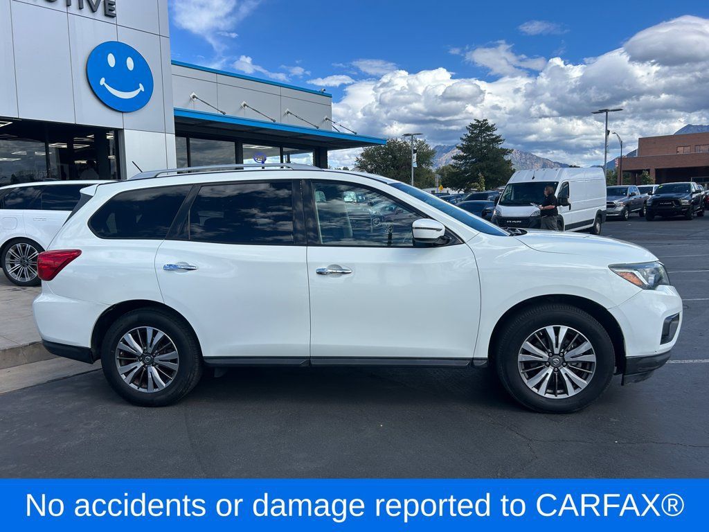 Used 2018 Nissan Pathfinder SV FWD image 2