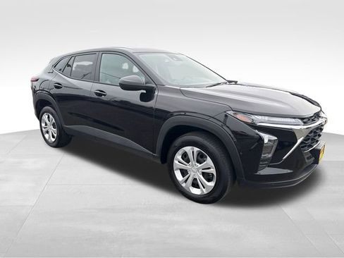 Used 2025 Chevrolet Trax LS image 1