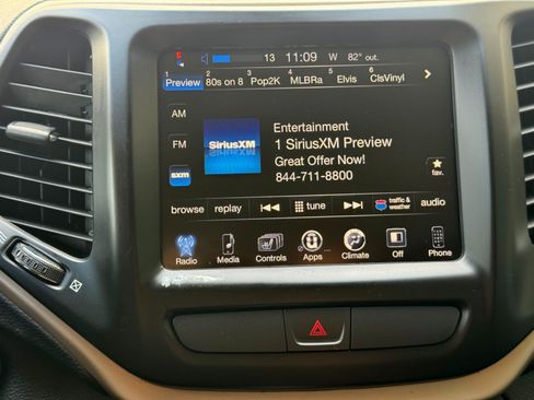Used 2016 Jeep Cherokee Latitude w/ Cold Weather Group AWD/4WD image 22
