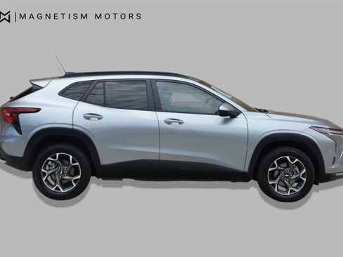 Used 2024 Chevrolet Trax LT FWD image 3
