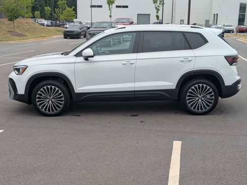 New 2026 Volkswagen Taos SE FWD image 7